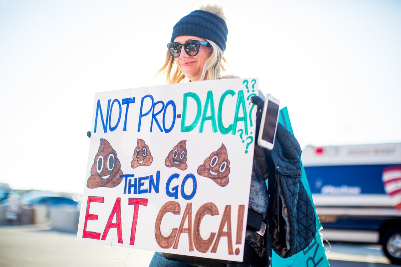 "Si no estás a favor de DACA, entonces ve a comer caca".