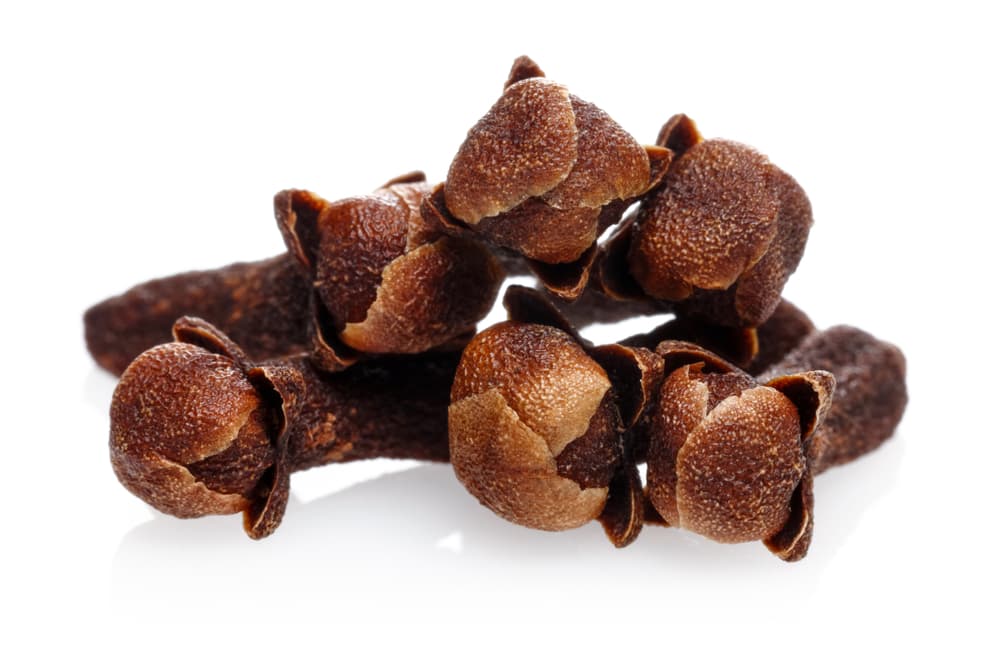 Un amuleto sencillo para atraer energía protectora y de purificación a tu vida es poner en un saquito tres clavos de olor, cerrarlo y llevarlo siempre contigo en tu bolsa o bolsillo.