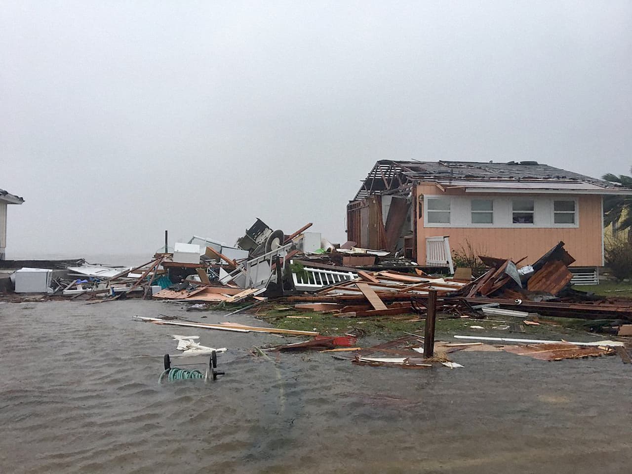 Muchos daños reportados en Fulton y Rockport.