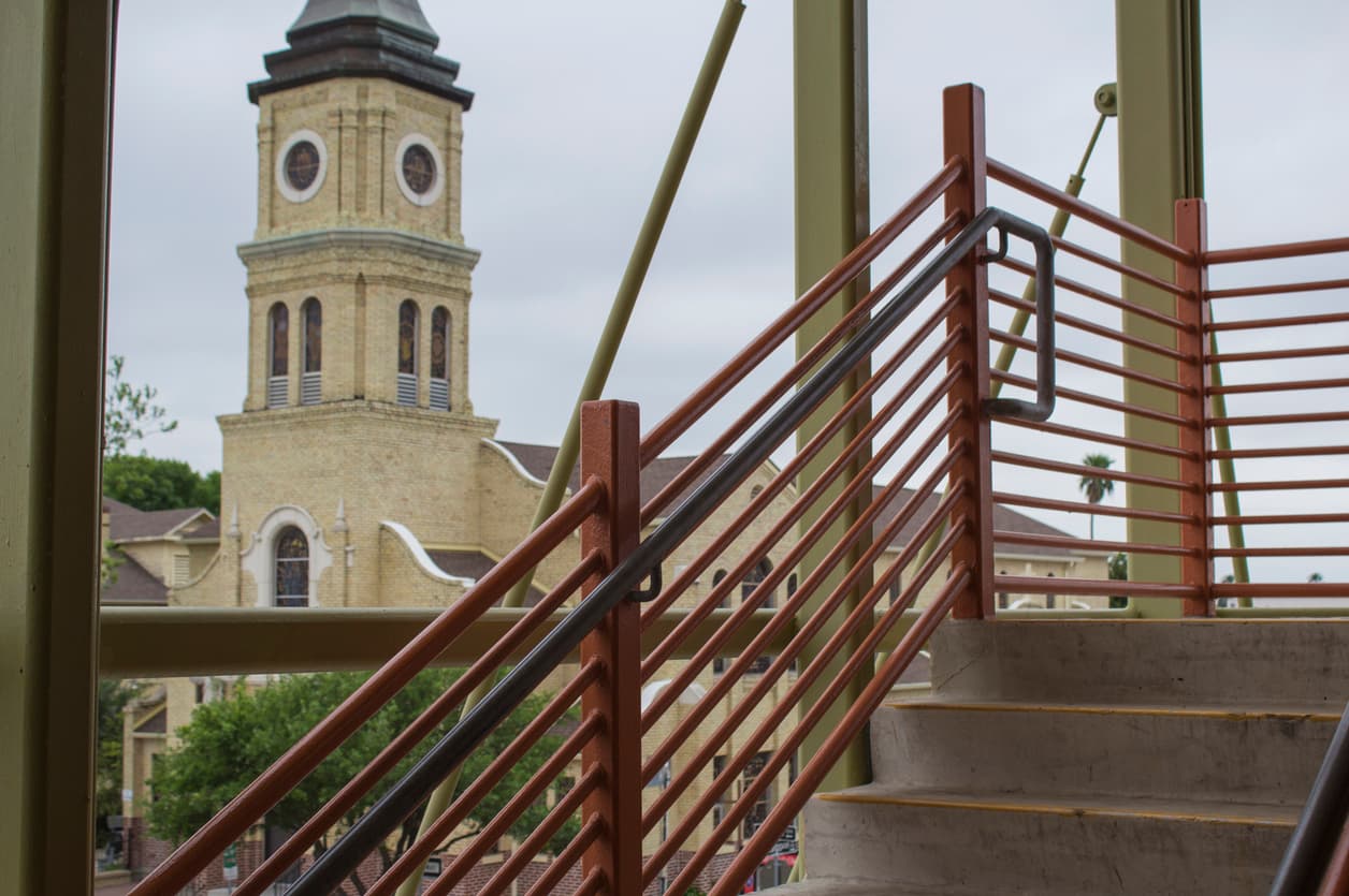 <b>6. McAllen (Texas): </b>esta es la ciudad más grande del condado de Hidalgo, Texas, en la frontera con México, lo cual la hace protagonista de un gran flujo de inmigrantes indocumentados que cruzan el río Bravo hacia Estados Unidos, así como de guardias de la Patrulla Fronteriza. A pesar de esto, la ciudad ha sido durante años una de las más seguras de Texas. Más del 80% de los habitantes de McAllen son de origen hispano. En McCallen hay un importante paso fronterizo hacia México, por lo que es un punto de entrada y salida de trabajadores y migrantes, lo cual tiene un gran impacto en la economía de la ciudad.