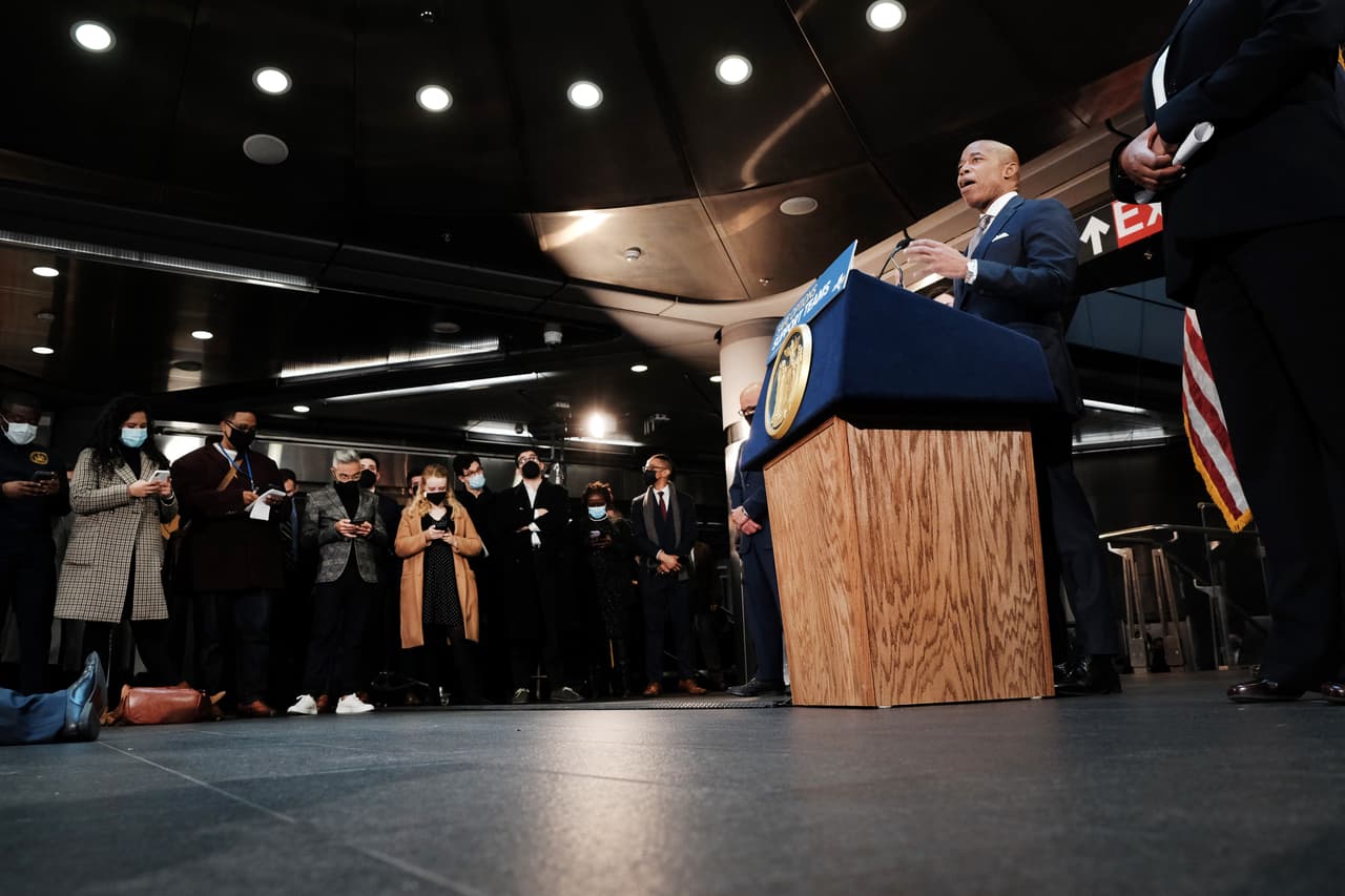 Además, se pretende que el incremento de policías aumente la seguridad en el subway de Nueva York y se reduzcan incidentes como la 
<a href="https://www.univision.com/local/nueva-york-wxtv/recuerdan-hispano-muerto-al-saltar-torniquete-en-el-subway" target="_blank">muerte de un hispano al intentar saltar los torniquetes. </a>