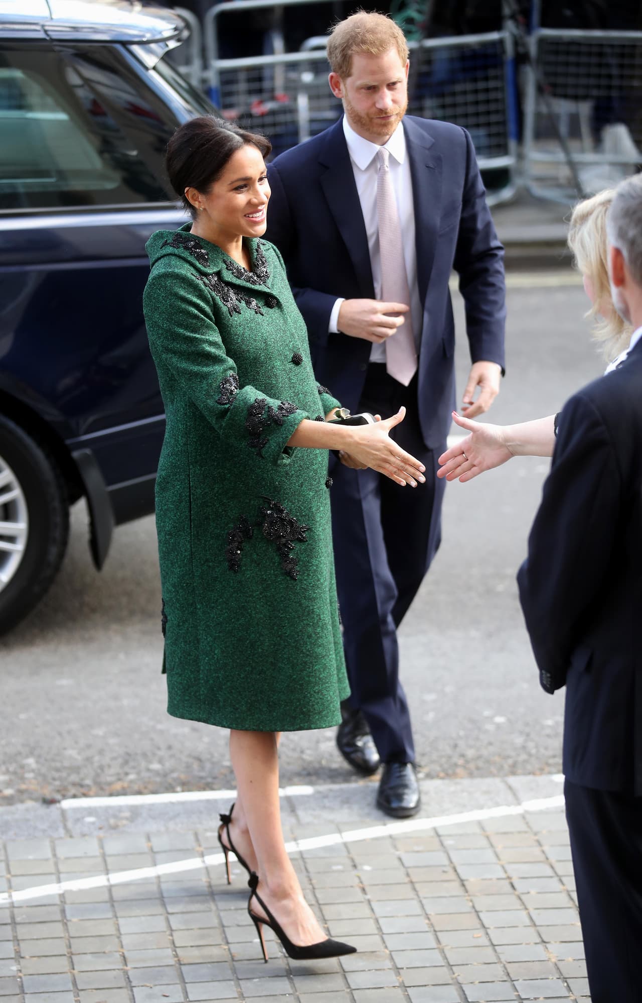 El discreto atuendo de Meghan Markle estuvo complementado por unas
<b>zapatillas negras con tacón estilo aguja</b> de
<b><a href="https://www.aquazzura.com/en/boutique-online/woman/view-all.html?gclid=Cj0KCQjwjpjkBRDRARIsAKv-0O2Gd5f9RwOtuldx5TAgih7VJH_cddZbyzgBZU3ozKEzelOJciQhHPAaAjWlEALw_wcB" target="_blank">la marca Aquazzura</a></b>.