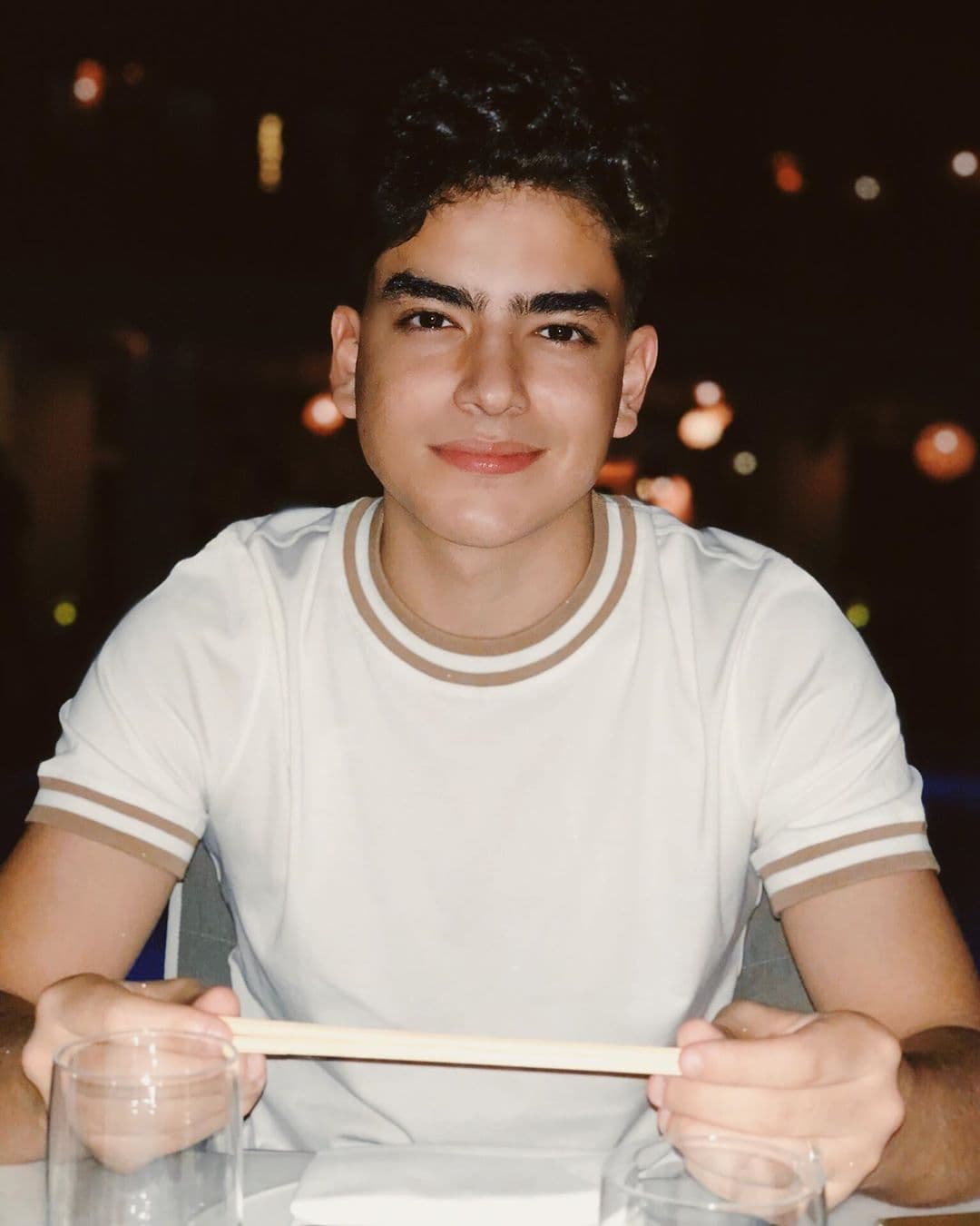 “Próximamente, ‘Si te encuentro sola’”, publicó el joven cantante junto con un video donde muestra un breve fragmento del tema.