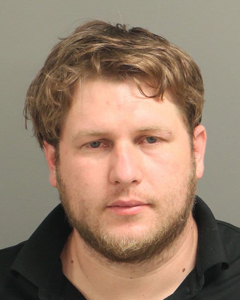 RPD informó este jueves que Elio Hernández, de 32 años, fue acusado de cinco cargos de robo "con un arma peligrosa" y un cargo de intento de robo. Hernández fue transportado al Centro de Detención del condado de Wake.