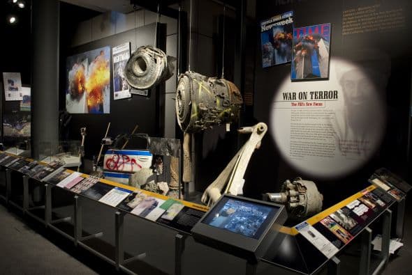 Aunque la cartera de McCourt esté expuesta dentro de una vitrina, otros miles de efectos personales de las víctimas resistieron la devastación y fueron devueltos a las familias de los fallecidos.