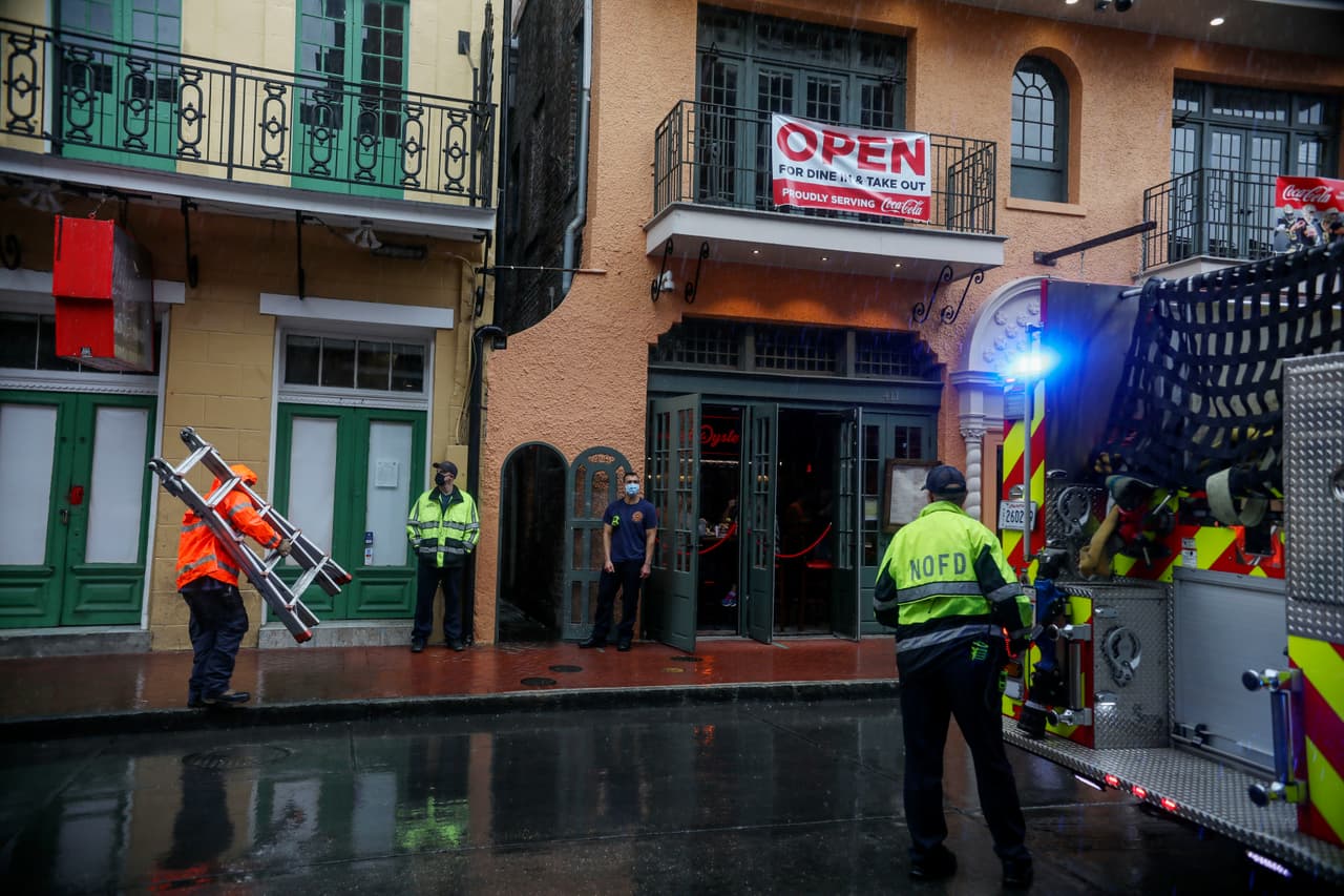 Bomberos atiedieron urgencias en la célebre calle Bourbon en el Barrio Francés de Nueva Orleans. Nueva Orleans estaba en las áreas de alerta de seis tormentas anteriores que se desviaron al este o al oeste esta temporada. Esta vez, Zeta mantuvo el rumbo