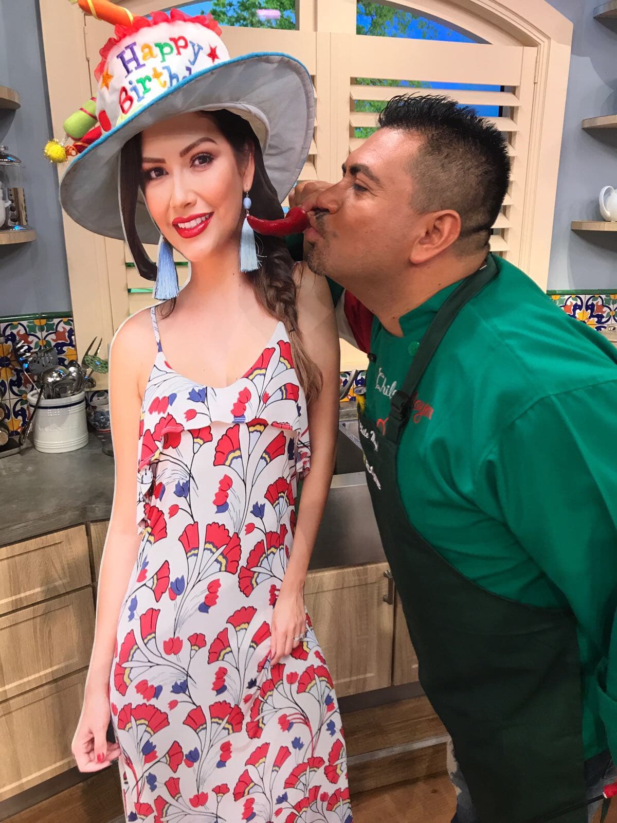 El chef Chile Mayor no solo la felicitó, también preparó una picante receta en su honor.