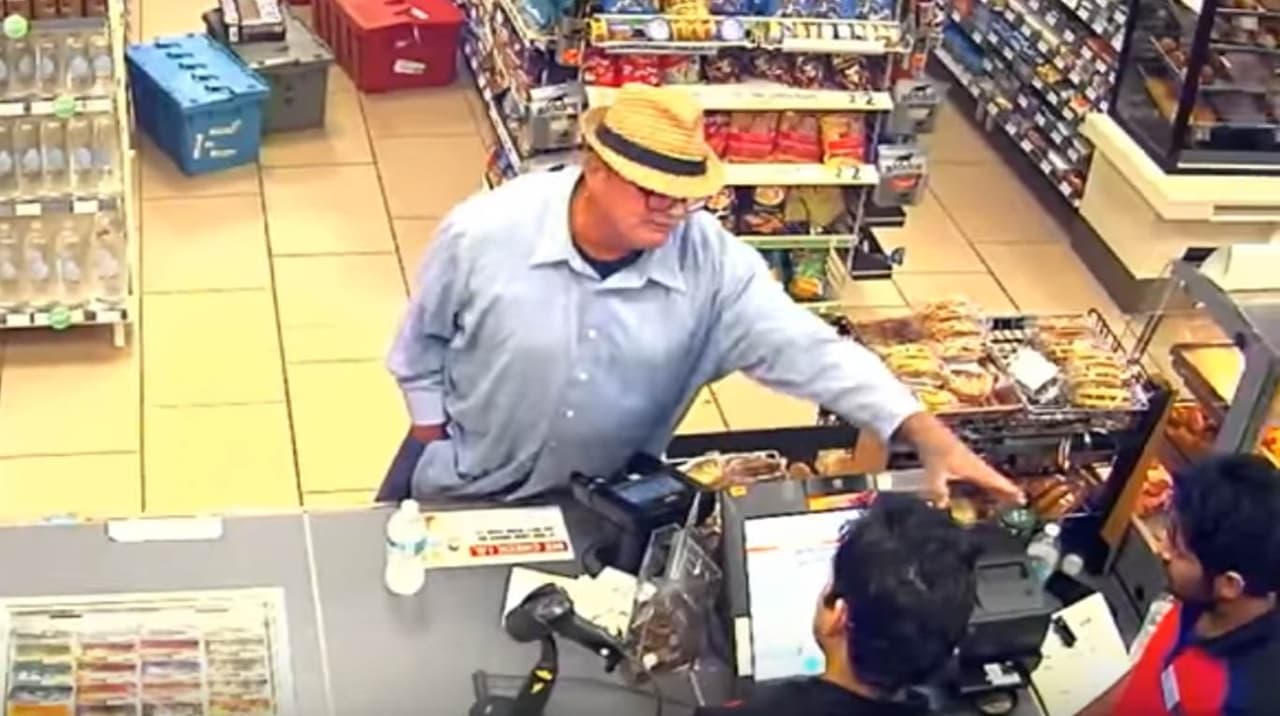 ‘¡Les voy a disparar!’, advirtió el hombre que usó su dedo índice para robar tienda en Los Ángeles