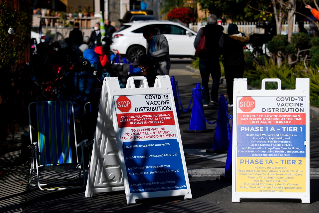 <b>Quienes se ponen la vacuna pueden dejar de usar mascarilla.</b>
<br>
<br>La vacuna es una herramienta que puede ayudar a retrasar la propagación del coronavirus, pero se necesitarán otras medidas para poner fin a la pandemia —como el uso de mascarillas, el distanciamiento social, el lavado de manos frecuente y las pruebas—.
<br>
<br>Una razón: las autoridades sanitarias creen que se necesitarán varios meses para inocular a la mayoría de las personas que quieran recibir la vacuna contra el coronavirus. Y hasta que un porcentaje sustancial de la población desarrolle resistencia a la covid-19 y se logre la llamada 
<a href="https://www.aarp.org/espanol/salud/enfermedades-y-tratamientos/info-2020/que-es-la-inmunidad-de-rebano-covid.html">inmunidad colectiva</a>, el virus continuará propagándose y enfermando a las personas.
<br>
<br>Además, si bien las vacunas principales han demostrado su eficacia para prevenir el coronavirus, aún no queda claro si pueden detener la transmisión del virus. No obstante, las mascarillas han demostrado que son efectivas para prevenir que las partículas del virus infecten a otros.