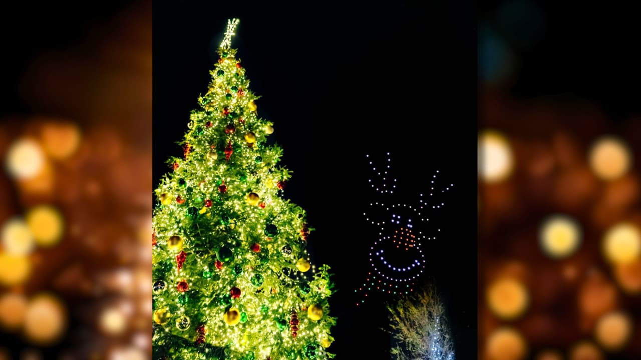 <h3 class="cms-H3-H3">¡Merry & Bright Drone Show! La magia navideña en el cielo de Grapevine 🎄🎆 </h3>
<br>Cuándo: 
<b>Lunes, 9 de diciembre</b> 📅 
<br>Hora: 
<b>7:00 p.m.</b> ⏰ 
<br>Dónde: 
<b><a href="https://maps.app.goo.gl/8xgA66dhSaqqN4r78" target="_blank">Historic Main Street, Grapevine</a></b>📍 
<br>Costo:
<b> ¡Totalmente gratis!</b> 🎉