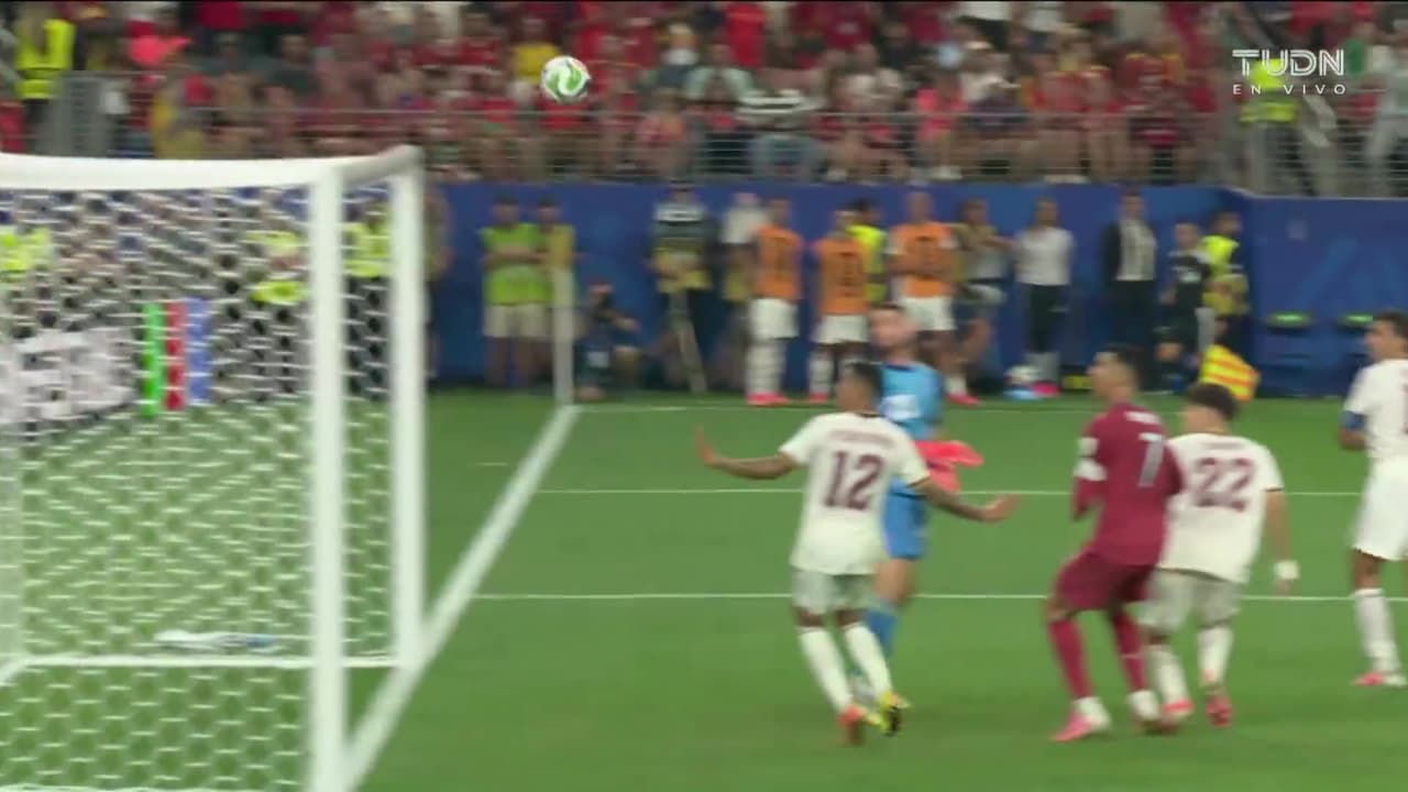 ¡España se salva! Bernardo Silva remata por encima de la portería