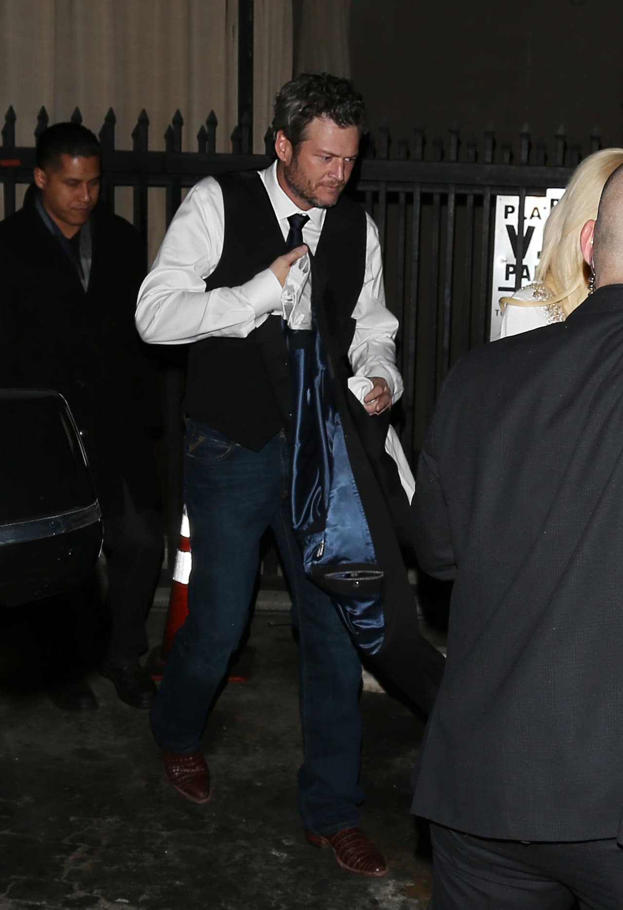 A su salida, Shelton caminó atrás de su enamorada.