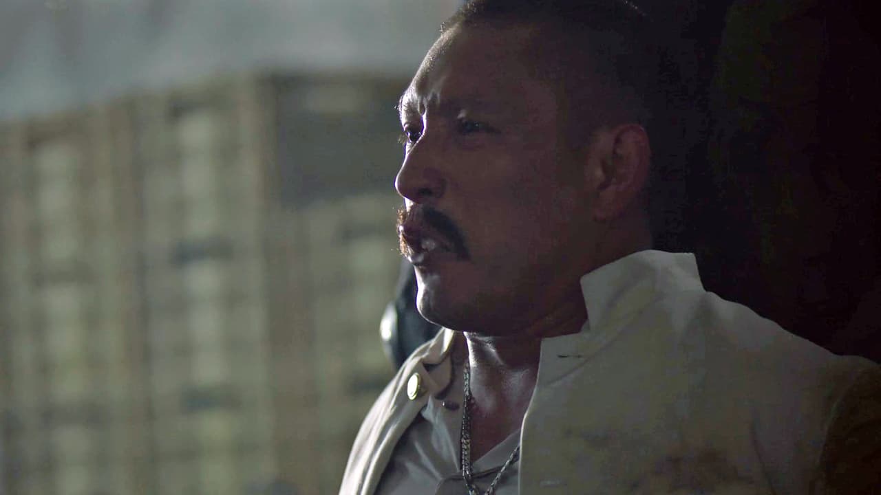 Momentos antes de que ‘El Chapo’ recibiera la llamada con la que le hicieron saber del 
<b><a href="http://www.univision.com/series/el-chapo/certero-y-a-sangre-fria-asi-se-planeo-el-asesinato-de-el-pollo-el-hermano-de-el-chapo-fotos" target="_blank">asesinato de su hermano ‘El Pollo’</a></b>, Nazario casi como profeta le dijo: “Espero que algún día, Dios te haga entender que no todo se resuelve a balazos, Joaquín”.