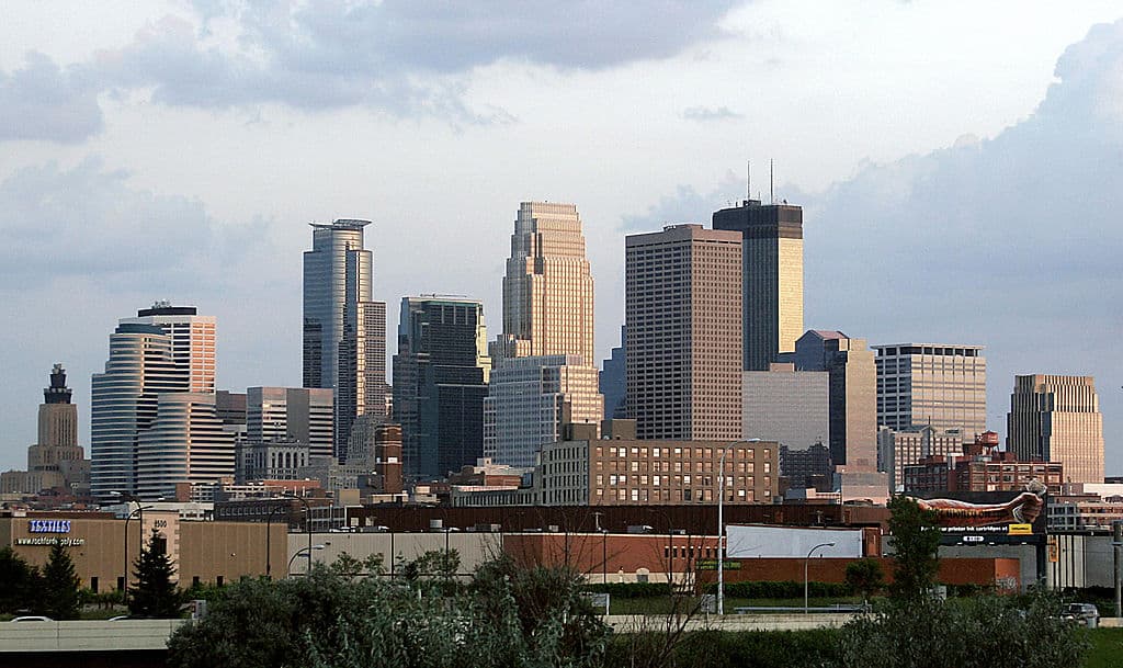 En el otro extremo, el alquiler crece más lentamente en 
<b>Minneapolis, Minnesota (+3,3 %); Sacramento, California (+3,4 %); Riverside, California (4,2 %); Phoenix, Arizona (4,8 %) y Buffalo, NY (6,3 %).</b> (En la foto, el perfil de la ciudad de Minneapolis)