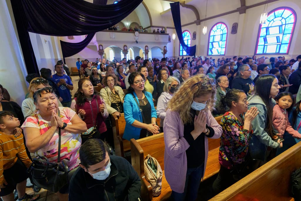 Por qué más jóvenes se acercan a la Iglesia Católica en Los Ángeles: aquí hay una explicación 