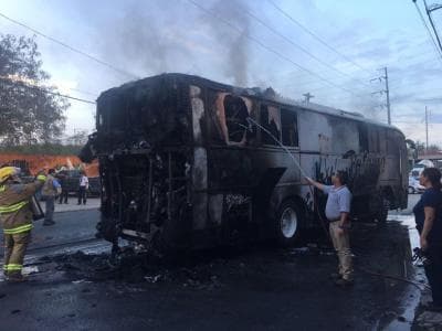 Al darse cuenta del humo que salía en la parte de atrás bajaron rápidamente a los músicos y de inmediato llamaron a los bomberos. El fuego fue sofocado en minutos y, de la ropa e instrumentos que se quemaron, solo quedó una biblia que recuperaron intacta.