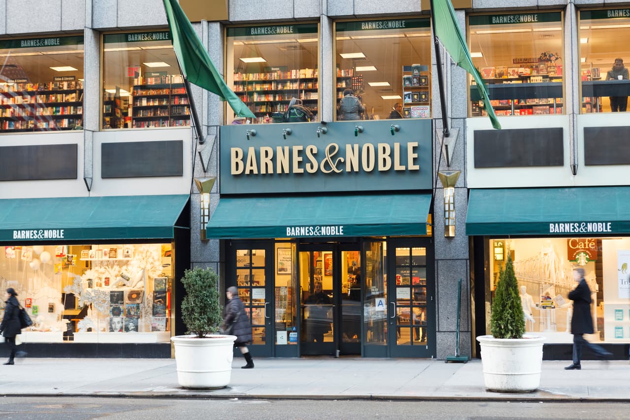<b>Barnes and Noble.</b> La compañía quiere parecerse más a un vendedor de libros independientes con ofertas mejoradas de concesiones de cafés y alimentos, artículos de papelería, regalos y juegos. Sin embargo, queda la interrogante de si después de la pandemia sus clientes regresarán. Según el reporte, está en la lista de minoristas especializados que podrían buscar protección con la declaración de bancarrota.