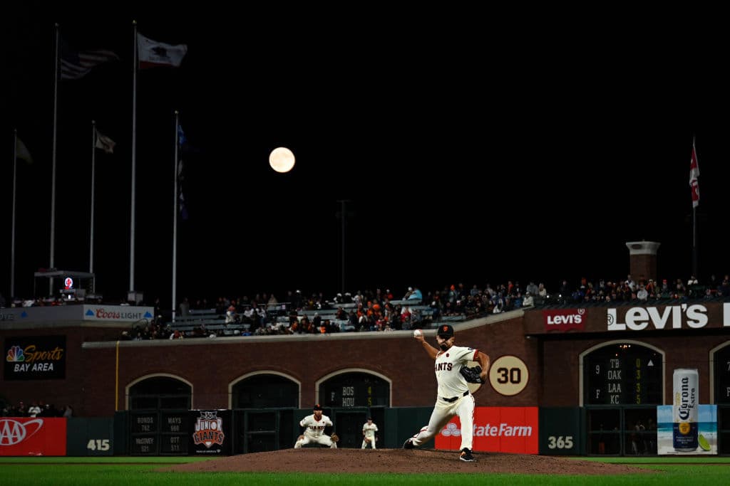 Y así, con esa
<b>superluna azul y de esturión</b> en alzada, Jordan Hicks lanzó la novena entrada contra los Medias Blancas de Chicago,
<b>en el Oracle Park, en San Francisco, California</b>.