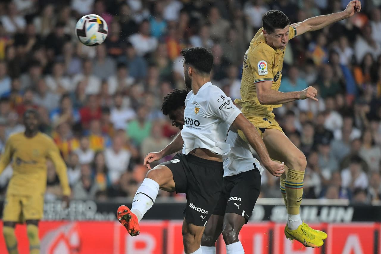 Barcelona venció de último minuto 0-1 al Valencia en Mestalla con un gol cardíaco de Robert Lewandowski; los Chés perdieron a Cavani por lesión.