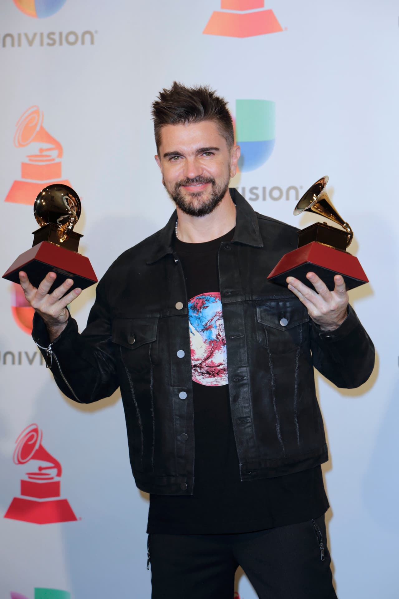 El cantante colombiano ha sido acreedor a 23 Latin GRAMMYs y dos GRAMMYS. Sin embargo, el reconocimiento de Persona del Año es un homenaje a su activismo y contribución filantrópica al mundo, además de su legado musical.
<br>