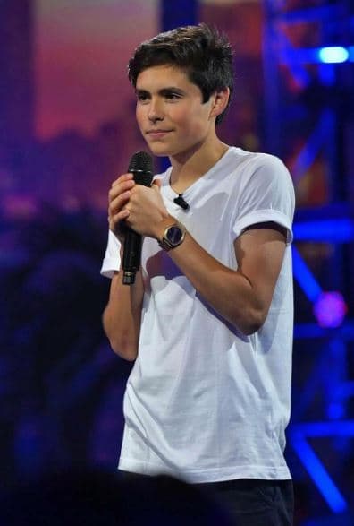 Edward es bastante sencillo, tanto en su forma de cantar como de vestir, ¿qué le aconsejarías?