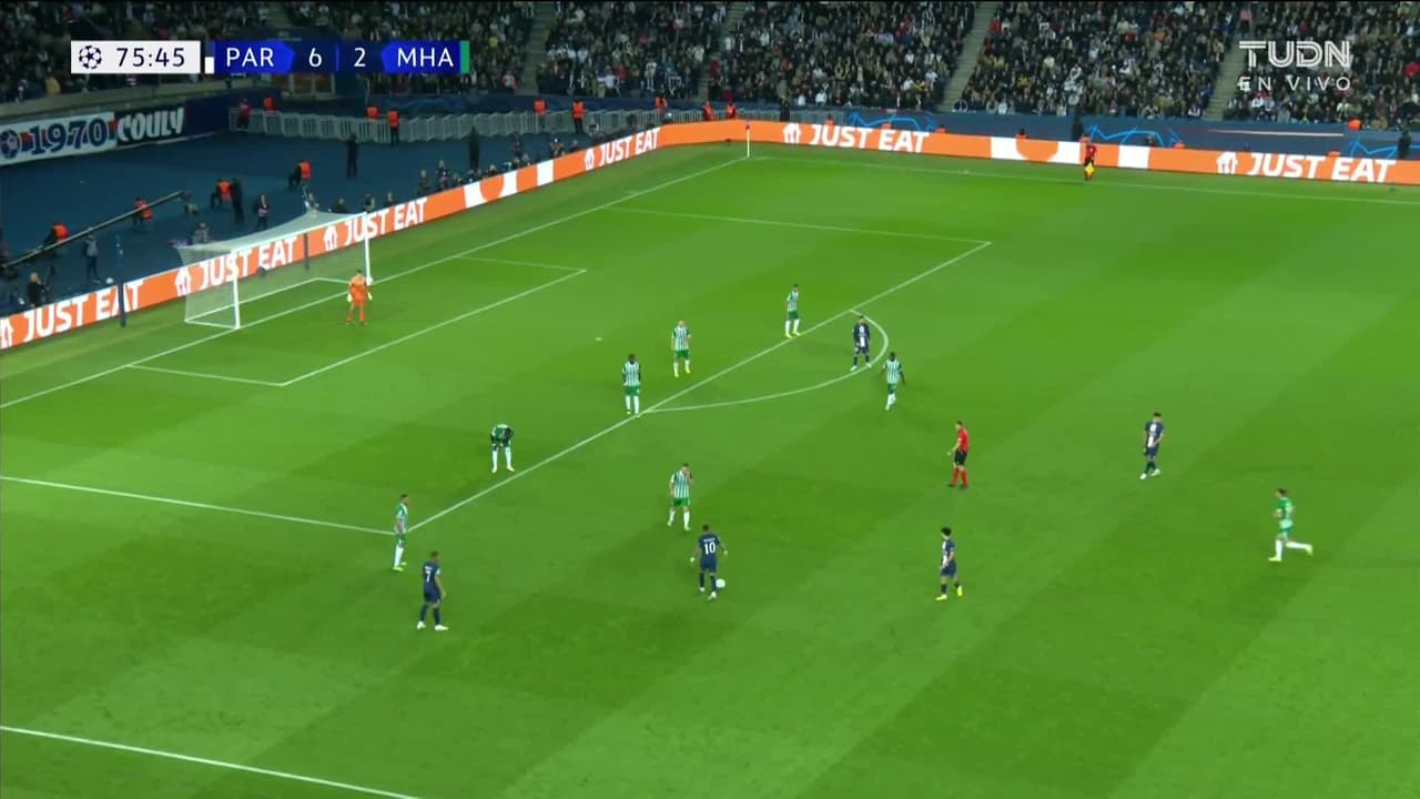 ¡CERCA! Lionel Messi disparó que se estrella en el poste.