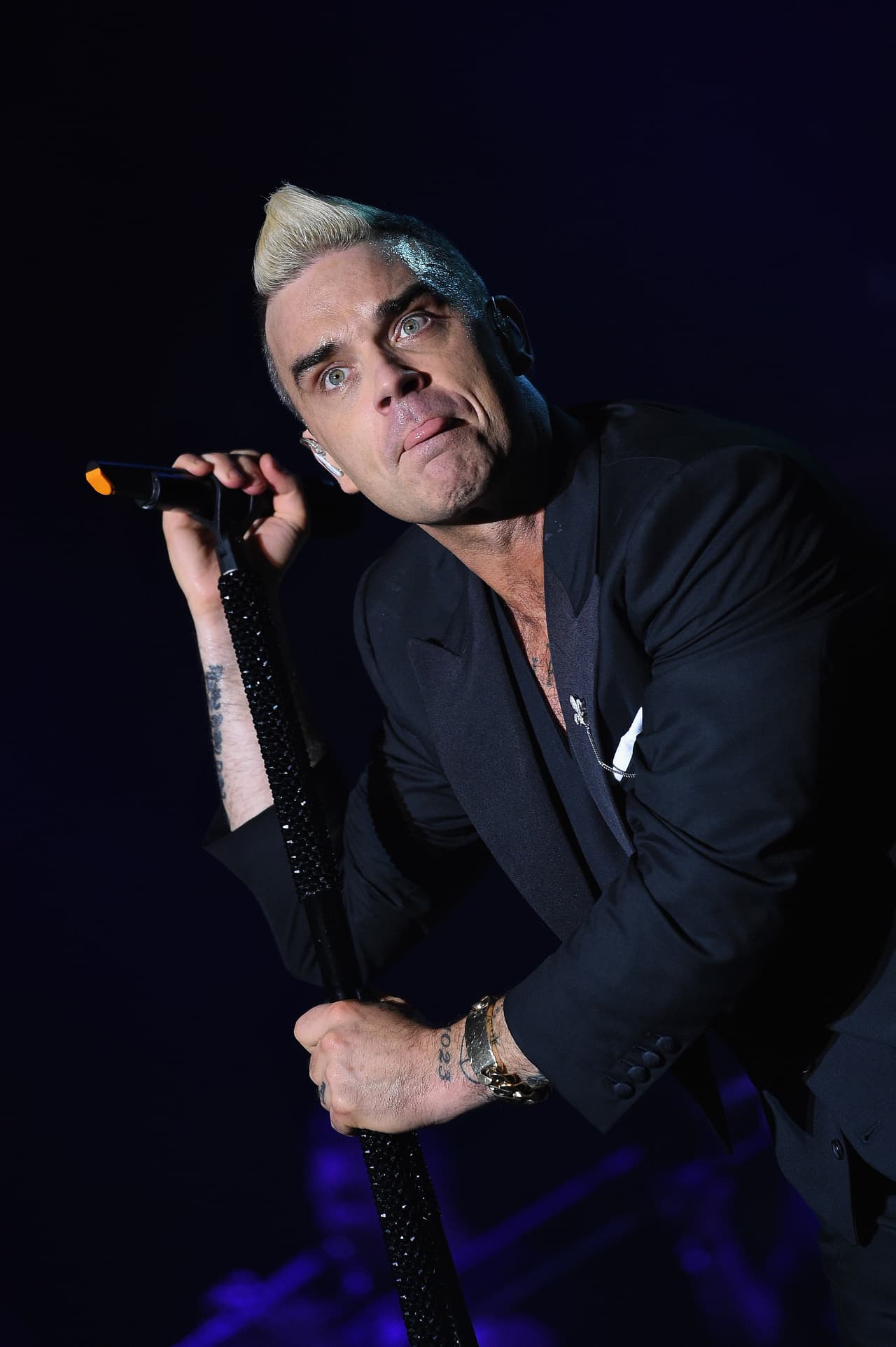 Según el diario 'El País', cuando Robbie Williams está lejos de los escenarios, él se mantiene encerrado en su mansión de Los Angeles indagando sobre los ovnis, tema que le apasiona desde pequeño.