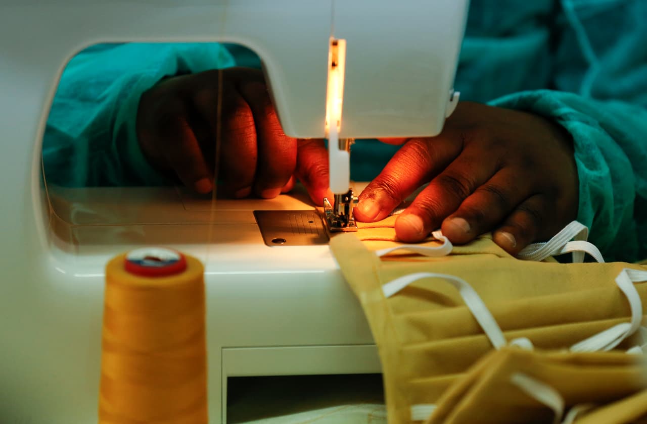 Enfermeros de la Universidad de Arizona cosen máscaras para aliviar la escasez reportada en hospitales por el coronavirus