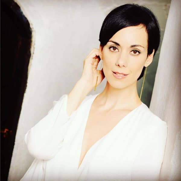 Pero meses después de terminar las grabaciones del proyecto se cortó el cabello, lo que hizo que las facciones de la actriz lucieran más estilizadas. ¿Qué famoso te sorprendió más con su cambio?