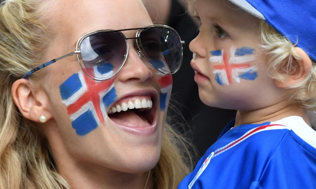 <b>Puesto 3: Islandia</b>
<br>
<br>➡️ Posición en 2022: 3.
<br>
<br>Islandia ha manifestado en la encuesta global uno de los puntajes más altos relativos al sentido de comunidad. Tienen una amplísima cobertura de salud subsidiada por el estado que recolecta altos impuestos, pero que están muy bien administrados.