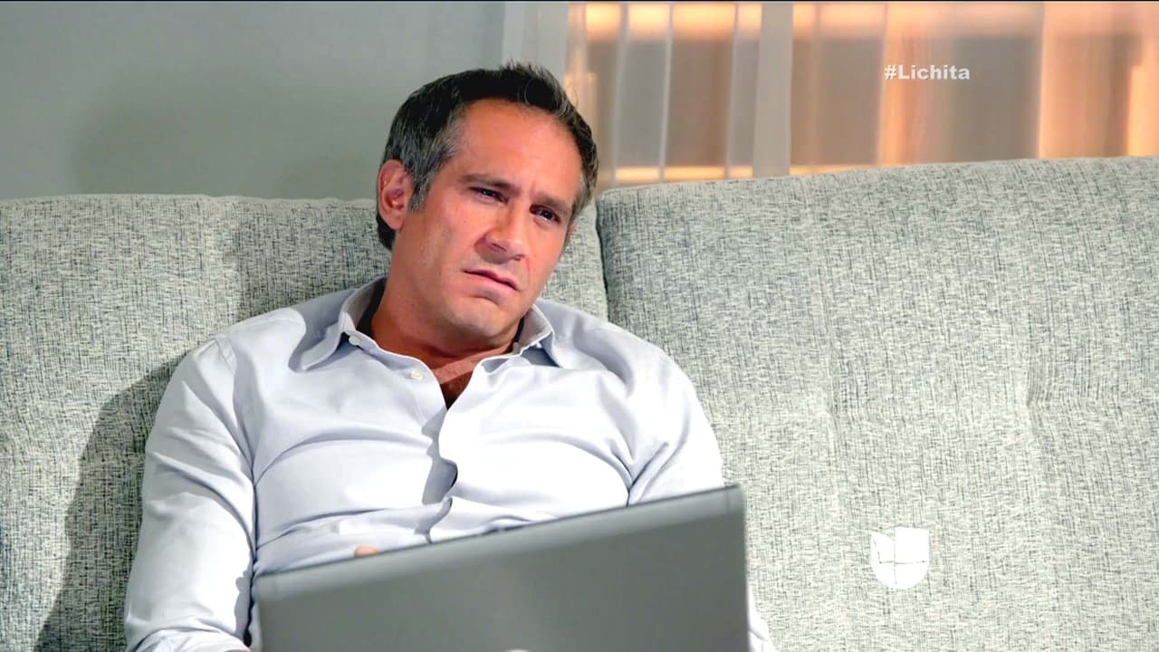 Mientras tú estás de viaje Lichita, Roberto no puede dejar de pensar en ti.