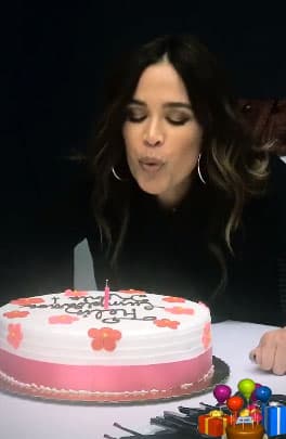 Antes de salir rumbo a su casa, Karla apagó la velita de su pastel de cumpleaños.