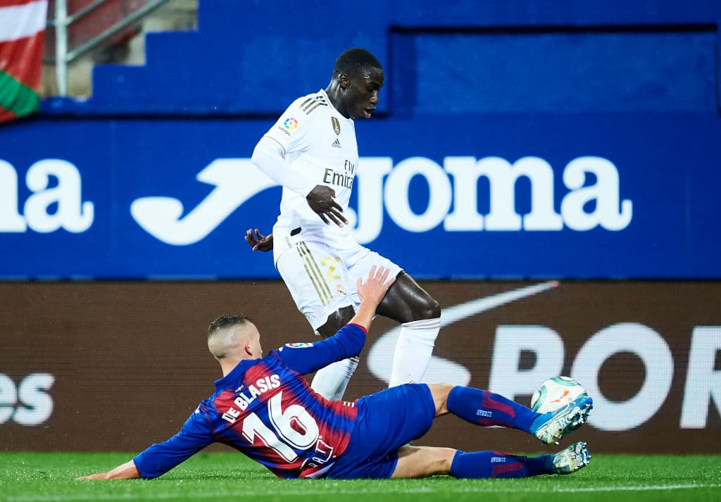 Con goles de Sergio Ramos, Federico Valverde y doblete de Karim Benzema, el real Madrid golea y llega 25 unidades.