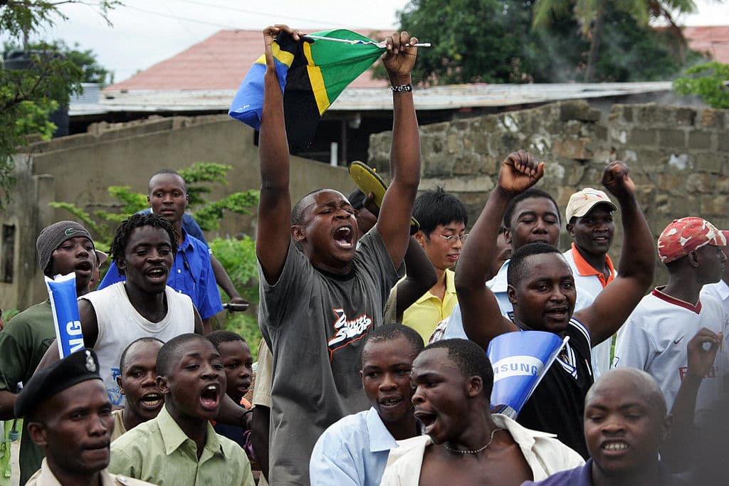 <b>Lugar 13. Tanzania.</b>
<br>
<br>Consumo per cápita:
<b>12.04 litros (2.64 galones).</b>
<br>
<br>La OMS asegura que el
<b>5.1 % de la carga mundial de enfermedades y lesiones</b> en el mundo es atribuible al alcohol.