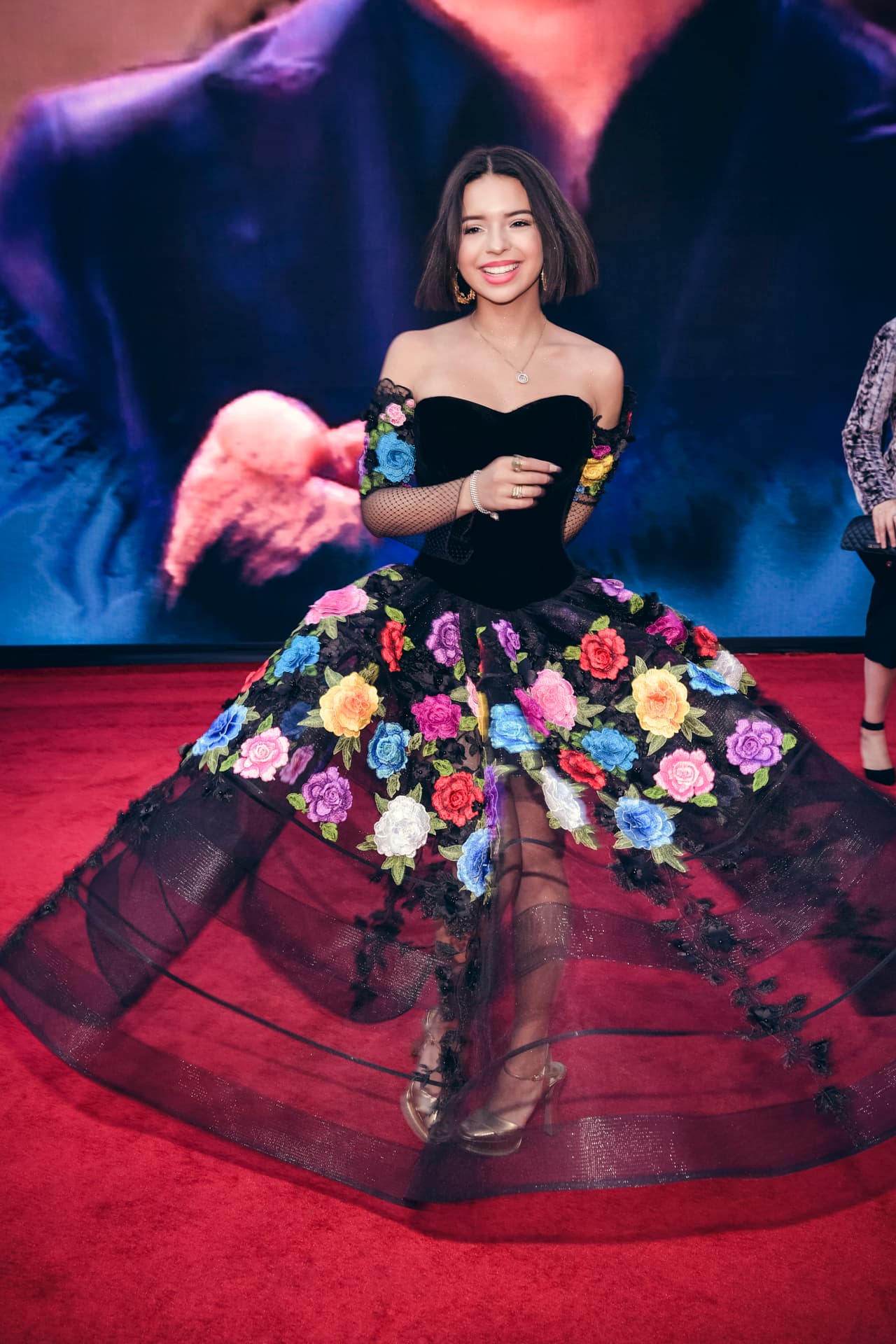 Aunque no se veían fácilmente, las plataformas doradas de Ángela Aguilar eran el complemento ideal para su llamativo vestido folclórico-moderno.