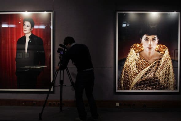 La historia de estas fotografías, guardadas en secreto durante más de diez años, nació de la propia voluntad de Jackson, que tras ver un trabajo de Bani en la prensa reclamó sus servicios para su nuevo trabajo discográfico.