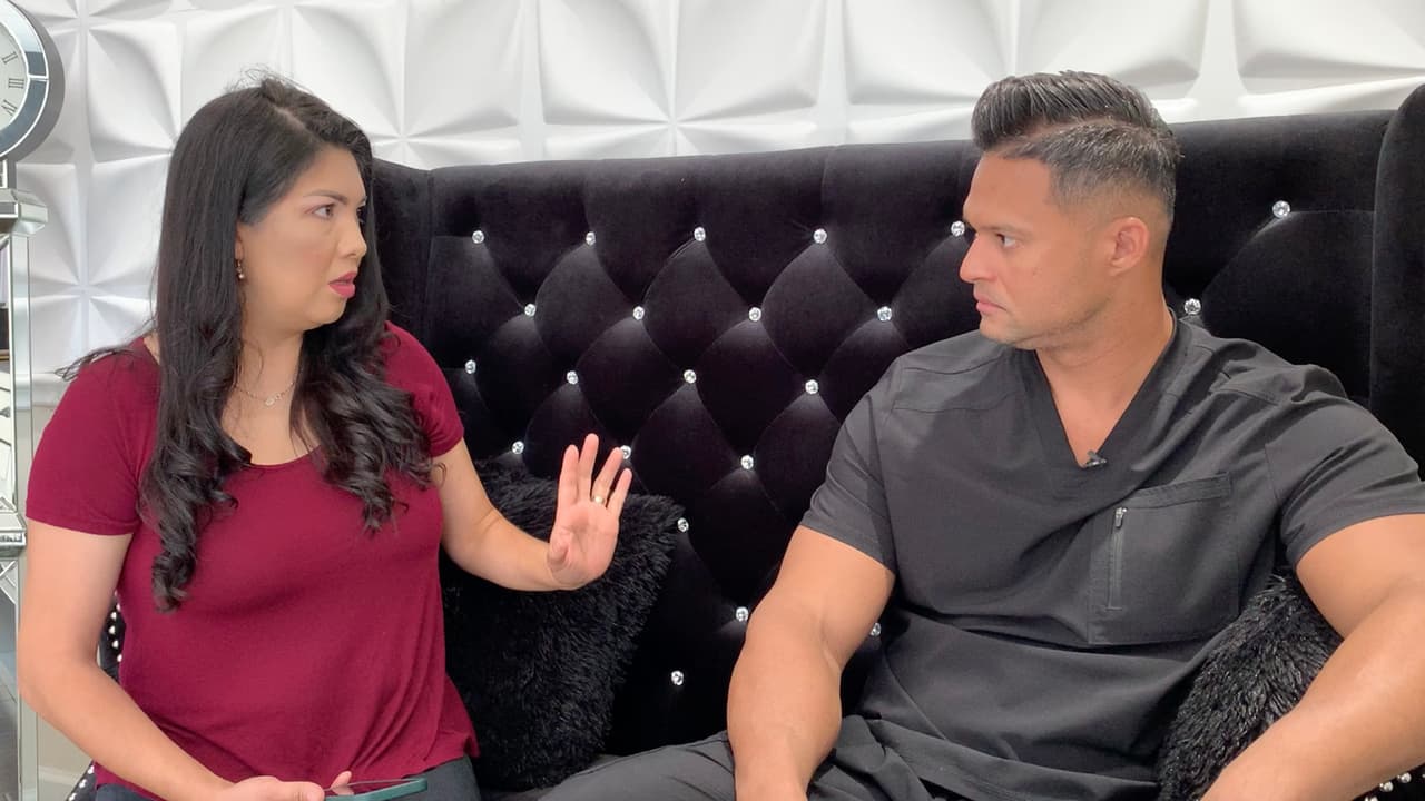 Cristiano Martins, experto en micropigmentación, recibió a Paola para ver el trabajo que le realizaron, y opinó que las cejas estaban chuecas y una más arriba que otra.