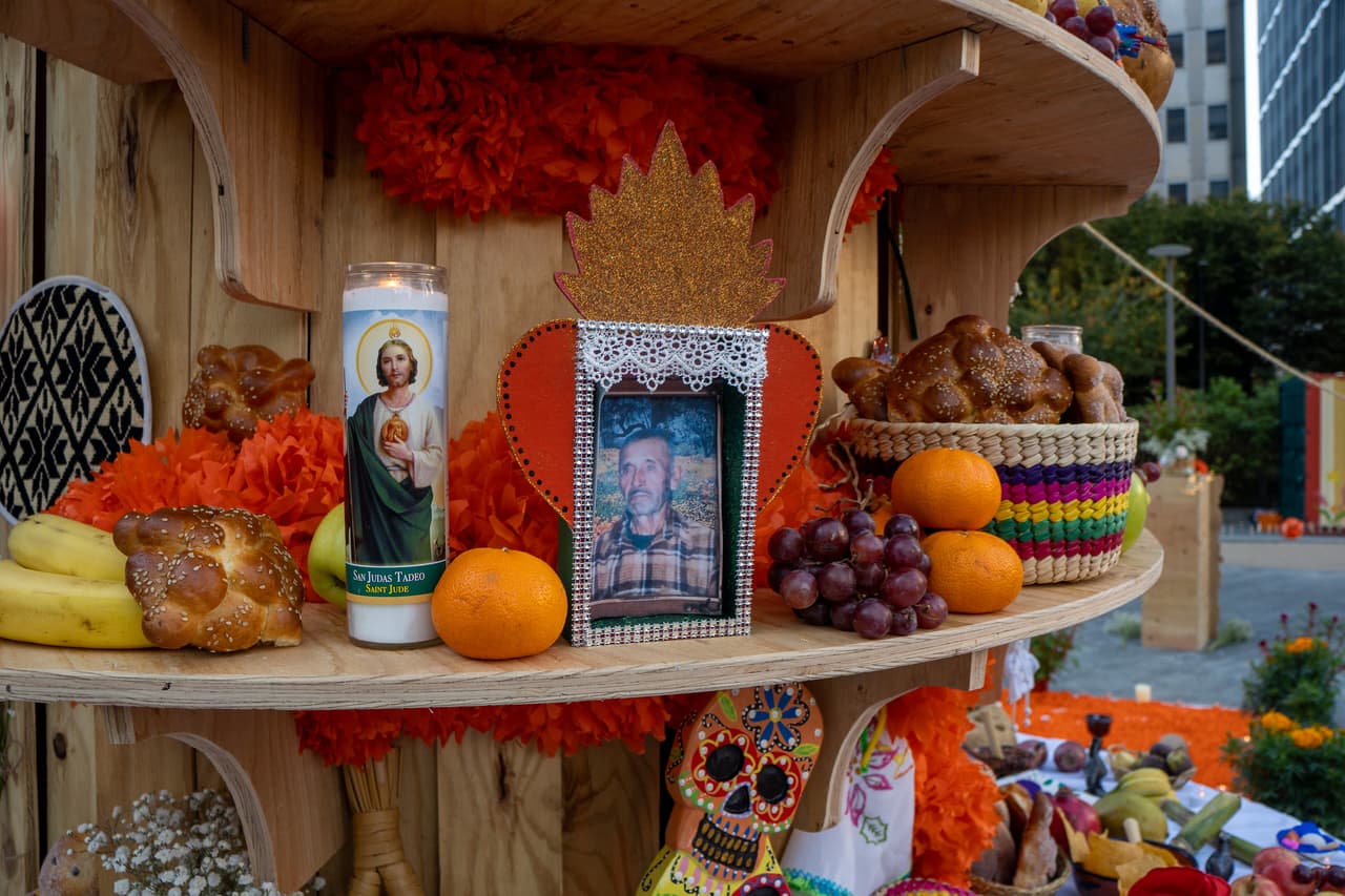 Esta celebración es una rica combinación de tradiciones y colores vivos, con sus orígenes basados en actividades y creencias de comunidades indígenas del Centro y Sur de México.