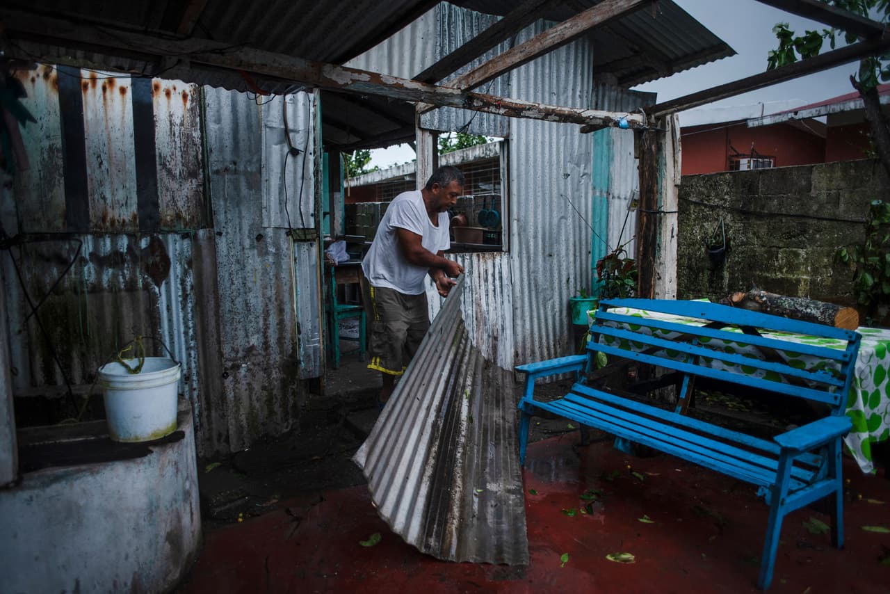 Un hombre retira partes destruidas de su hogar en Veracruz.