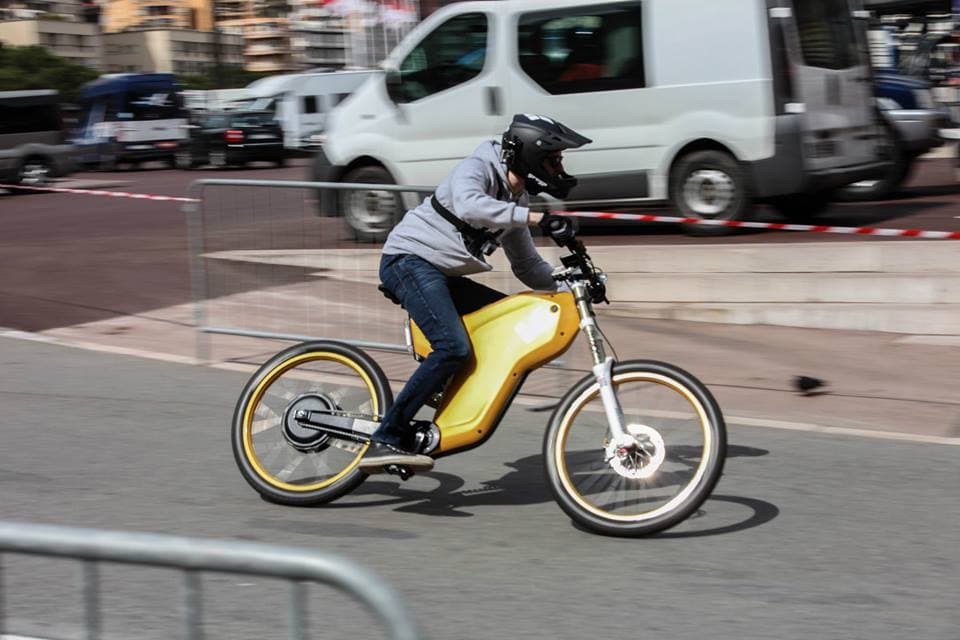 La
<b>G12S,</b> la actual generación de bicicletas
<b>Greyp</b>, ofrece una interesante combinación entre lo mejor del mundo de las bicicleta y el de las motos. La Greyp G12S Puede ser usada tanto en modo totalmente mecánico así como a través de su motor eléctrico de 12 kW que le permite alcanzar hasta 43 mph sin que el piloto pedalee. En modo puramente eléctrico, la G12S permite al usuario disfrutar de 74 millas de autonomía con cada carga.