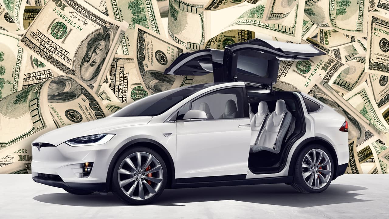 Si planeas comprar un automóvil, más allá de tomar en cuenta su precio o cuotas mensuales, es importante que también consideres lo que podrías pagar en concepto de seguro. Después de todo, los seguros de carros representan el cuarto gasto más grande para quienes residen en los Estados Unidos.
<br>
<br>The Zebra, una firma de investigación de seguros, recientemente llevó a cabo un estudio comparativo, en el que utilizó la información de millones de tarifas, para determinar cuáles son los 10 carros más caros de asegurar en este 2020.
<br>
<br>A continuación puedes encontrar información sobre la prima anual promedio para cada modelo, las aseguradoras con la prima más barata y la más cara, y las tarifas para unidades con 1 y 5 años de uso.
<br>