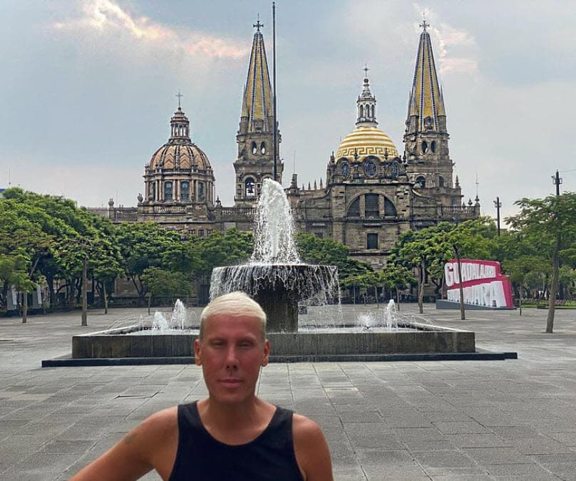 Compartió que en esa época tenía que usar gorras para pasar desapercibido: "Hubo momentos en los que tenía que salir a la calle con cachucha", recordó.
<br>