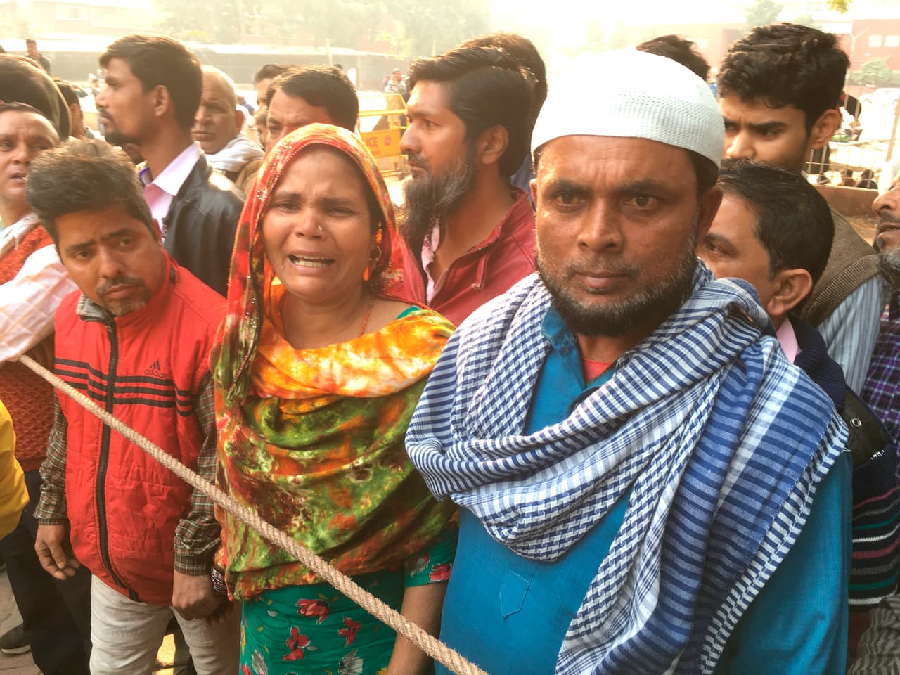 Es el caso de Noor Jehan, quien espera fuera de uno de los hospitales para identificar a su padre, que murió en el incendio.