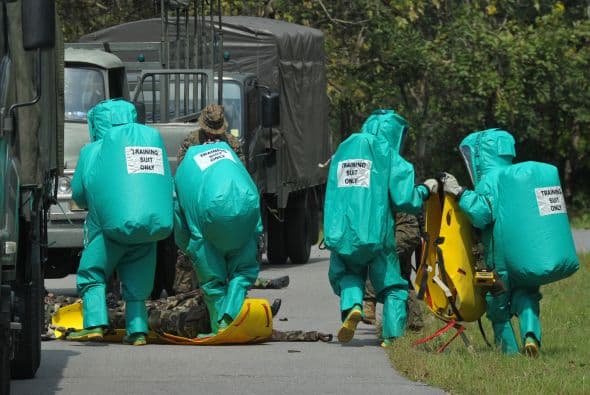 Marines de EEUU participan en el simulacro de un ataque químico, biológico, radiológico y nuclear como parte del ejercicio militar combinando Cobra de Oro 2013 en una base naval en Sattahip, Tailandia.