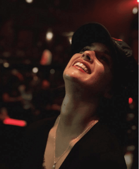 Hay famosas que eligen prendas en tonalidades negras para complementar su look, como es el caso de Paula Arenas, quien además está nominada en la categoría Mejor Nuevo Artista en Latin GRAMMY 2017.