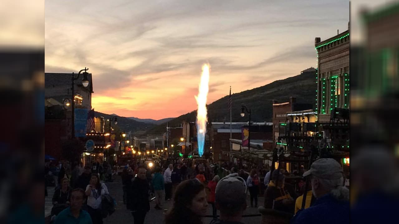 El festival anual de globos aerostáticos Autumn Aloft no se celebra solo en el cielo, en tierra el evento de candelabros ilumina las calles. Los pilotos colocan sus cestas y encienden sus quemadores para compartir con las familias que llegan a Park City, Utah.
