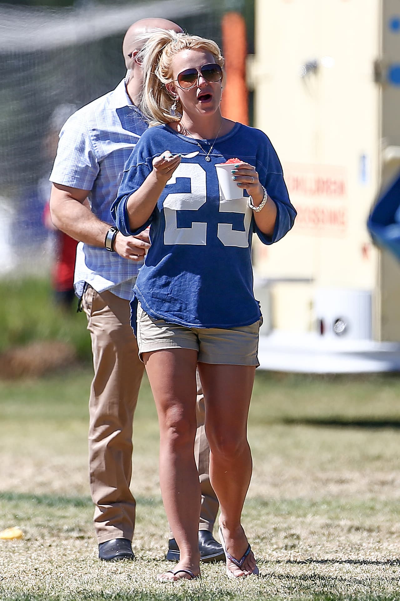 ¡Qué 'chick' podrías lucir si vas así al cole! Shorts cómodos y camiseta deportiva. No hay más: Britney Spears te lo dice.