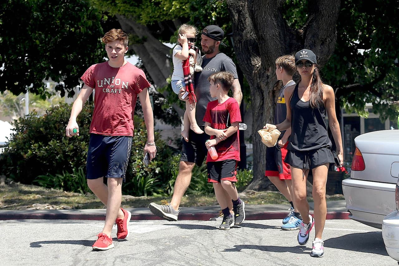 Pero ella no es la única. Jóvenes y hombres también pueden ir súper fashion a la escuela con elementos muy cómodos.
