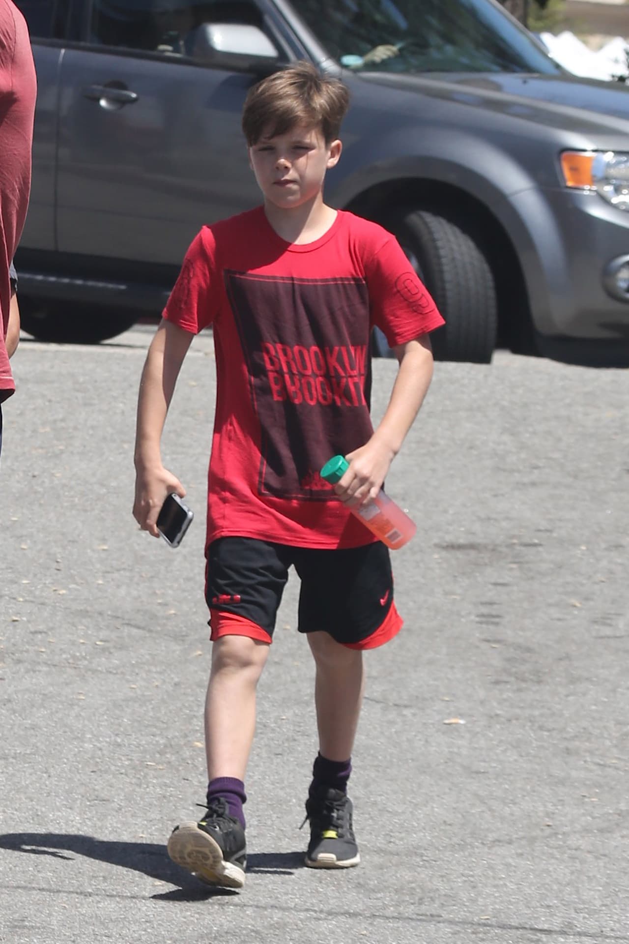 Los más pequeños pueden escoger un estilo muy a la Cruz Beckham, con camisetas holgadas, shorts deportivos y 'sneackers'.