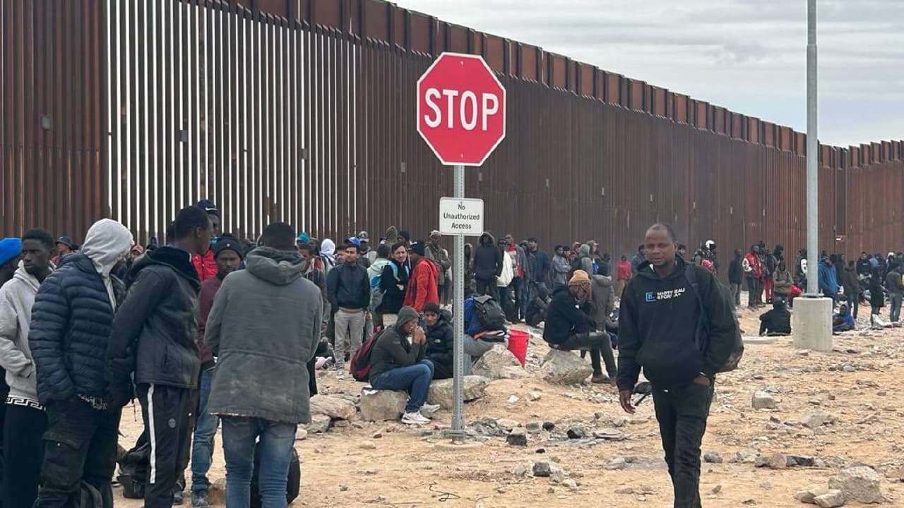 Gobernadora Hobbs pide a Biden reabrir el puerto fronterizo de Lukeville y a la Guardia Nacional